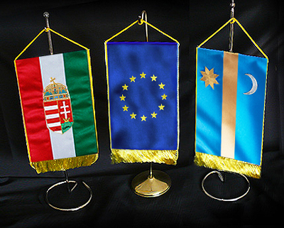 hímzett asztali zászlók